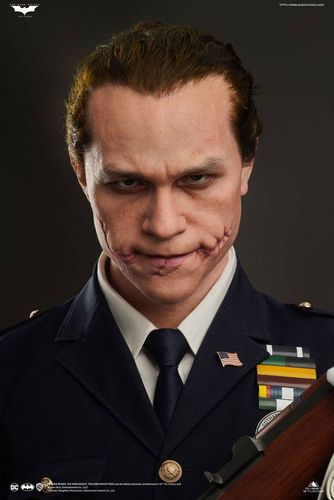 The Dark Knight Busto 1/1 The Joker (Police Uniform) 87 cm - Imagen 3