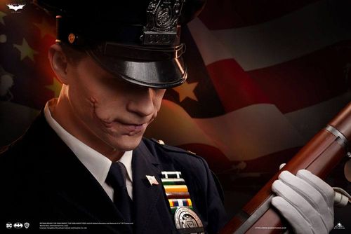 The Dark Knight Busto 1/1 The Joker (Police Uniform) 87 cm - Imagen 2