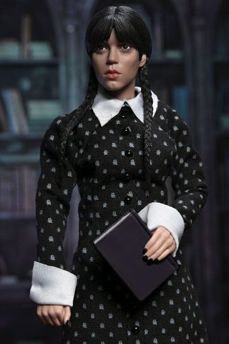 Wednesday Figura Wednesday (Classic Dress) 20 cm | Frikipolis.com