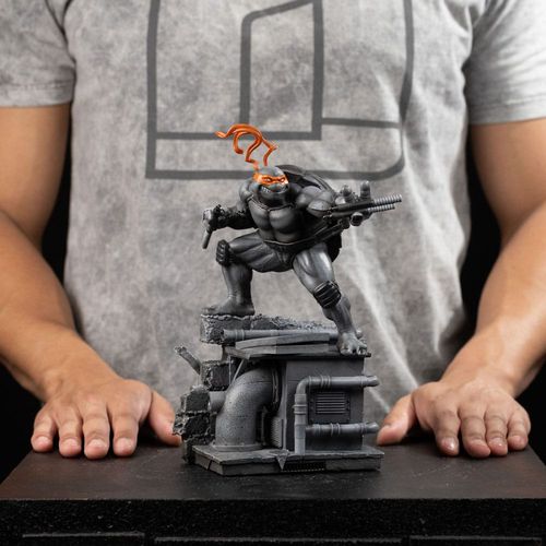 Tortugas Ninja Estatua 1/10 Art Scale Michelangelo Black and White Variant 26 cm exclusive
