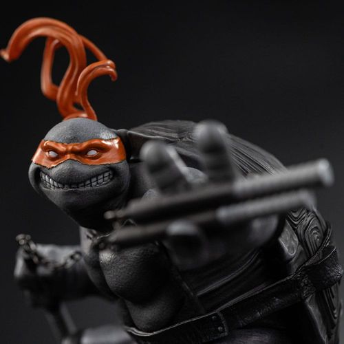 Tortugas Ninja Estatua 1/10 Art Scale Michelangelo Black and White Variant 26 cm exclusive - Imagen 5